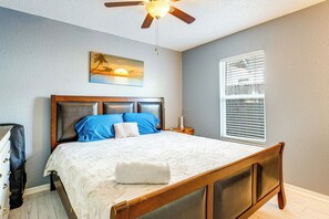 3 bedrooms, iron/ironing board, Internet, bed sheets - 4 Mi to Clearwater Beach: Extended Stay w/ Yard (Clearwater)