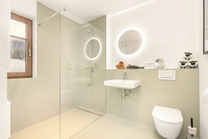 Dusche, Haartrockner, Handtücher