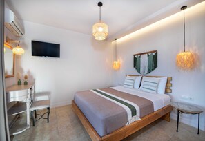 5 bedrooms, in-room safe, desk, iron/ironing board - 5-Bedroom Villa with Pool – Sleeps 11 (Rethymno)