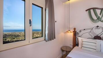 5 Schlafzimmer, Zimmersafe, Schreibtisch, Bügeleisen/Bügelbrett