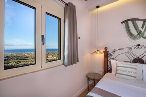 5 Schlafzimmer, Zimmersafe, Schreibtisch, Bügeleisen/Bügelbrett