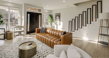 Home Theater + Rooftop Deck! Fountain Sq Stunner