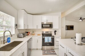 Refrigerador, microondas, placa de cocina, lavavajillas