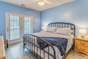 3 bedrooms, desk, Internet, bed sheets - Condo w/ Pool Access, 1 Mi to Cherry Grove Beach (North Myrtle Beach)
