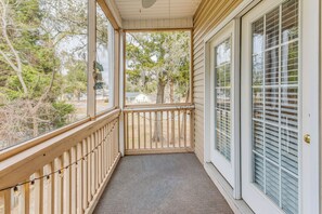 Property grounds - Condo w/ Pool Access, 1 Mi to Cherry Grove Beach (North Myrtle Beach)