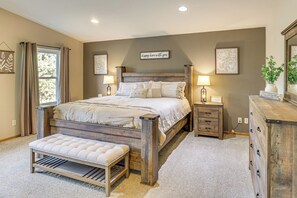 6 bedrooms, iron/ironing board, Internet, bed sheets - 2 Mi to Main St, Sturgis! Spacious Group Getaway (Sturgis)