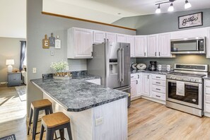 Fridge, microwave, stovetop, dishwasher - 2 Mi to Main St, Sturgis! Spacious Group Getaway (Sturgis)