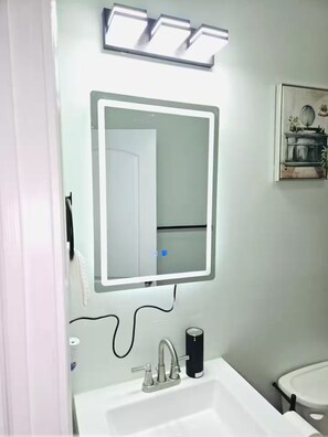 Een douche, een haardroger, handdoeken, zeep