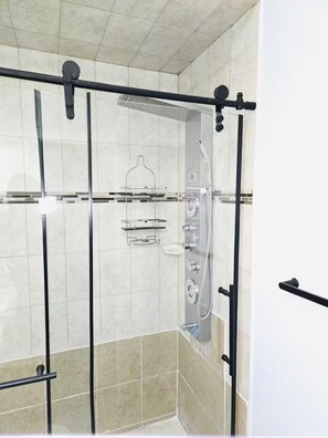 Een douche, een haardroger, handdoeken, zeep