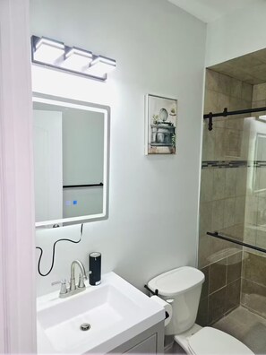 Een douche, een haardroger, handdoeken, zeep