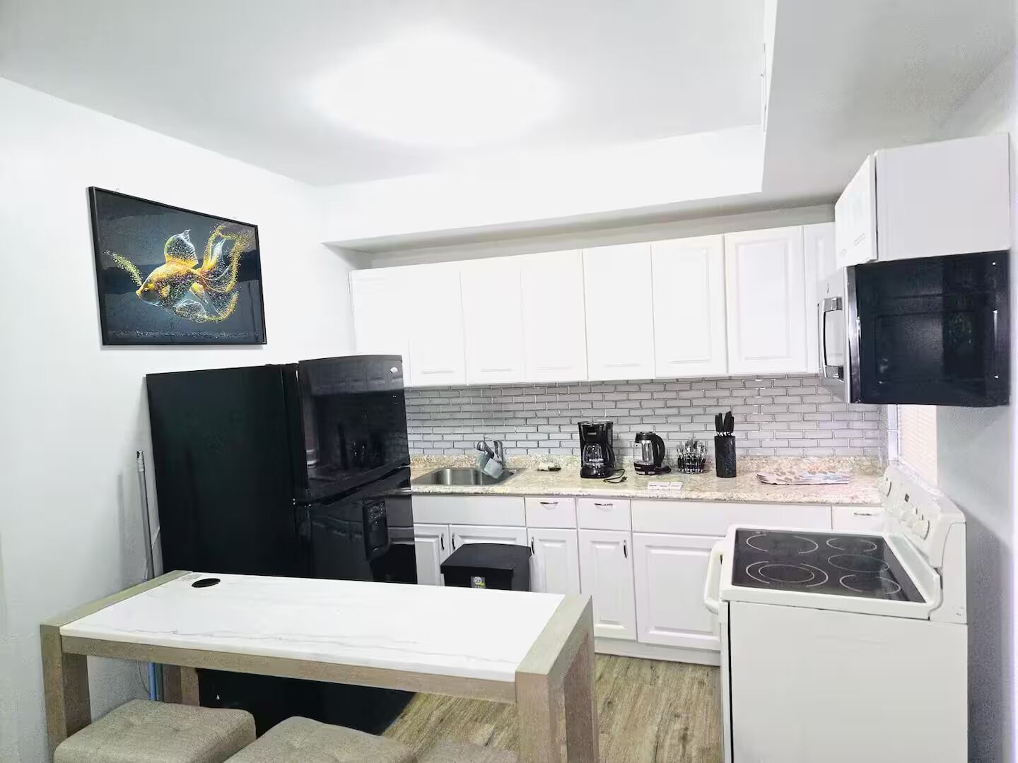 Réfrigérateur, four à micro-ondes, un four, surface de cuisson