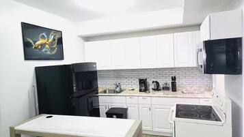 Réfrigérateur, four à micro-ondes, un four, surface de cuisson