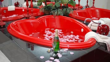 Family Cabin, Lake View | Bathroom | Combined shower/bathtub, hair dryer, towels, soap