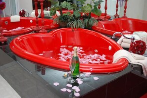 Family Cabin, Lake View | Bathroom | Combined shower/tub, hair dryer, towels, soap - Fox Lakeview Lodge (Angola)