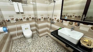 Deluxe Triple Room | Bathroom | Shower, free toiletries, hair dryer, slippers