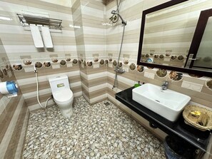 Deluxe Triple Room | Bathroom | Shower, free toiletries, hair dryer, slippers - DH Sapa  (Sa Pa)
