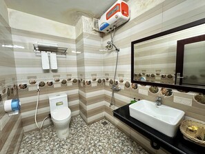 Basic Quadruple Room | Bathroom | Shower, free toiletries, hair dryer, towels - DH Sapa  (Sa Pa)