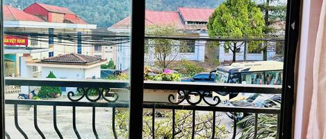Balcón con vista a una zona residencial, con casas y un autobús.