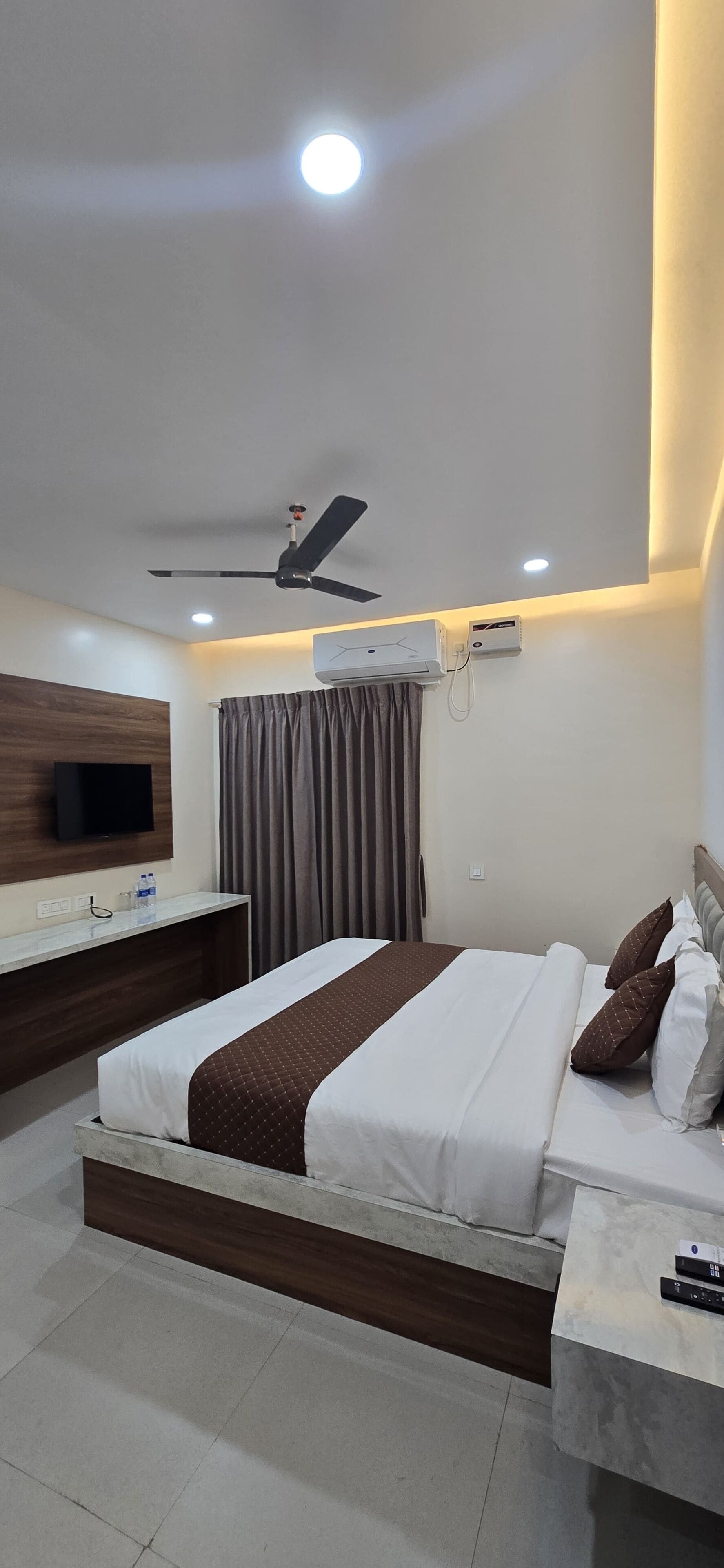 Deluxe Room | Desk, free WiFi