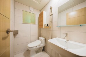 Shower, eco-friendly toiletries, hair dryer, bidet