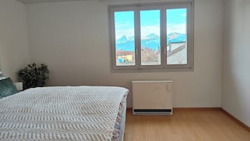 2 Schlafzimmer, BĂŒgeleisen/BĂŒgelbrett, WLAN, BettwĂ€sche