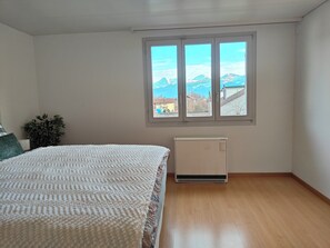 2 bedrooms, iron/ironing board, WiFi, bed sheets - Thun Mountain View Stay I Interlaken 20min (Thun)