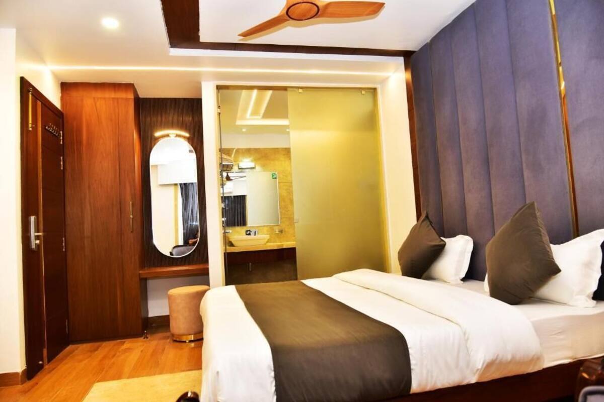 Deluxe Double Room, City View | Meja, Wi-fi percuma