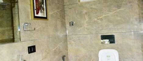Une salle de bain avec une baignoire, des toilettes et une petite fenêtre.