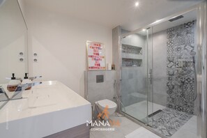 Douche, sèche-cheveux, serviettes fournies