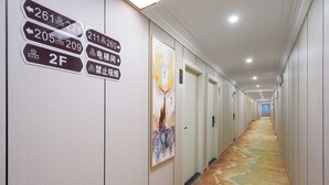 A hotel hallway with directional signs for rooms and amenities, including a 2F floor and a no-smoking area. - Yushe Hotel  (Guangzhou)