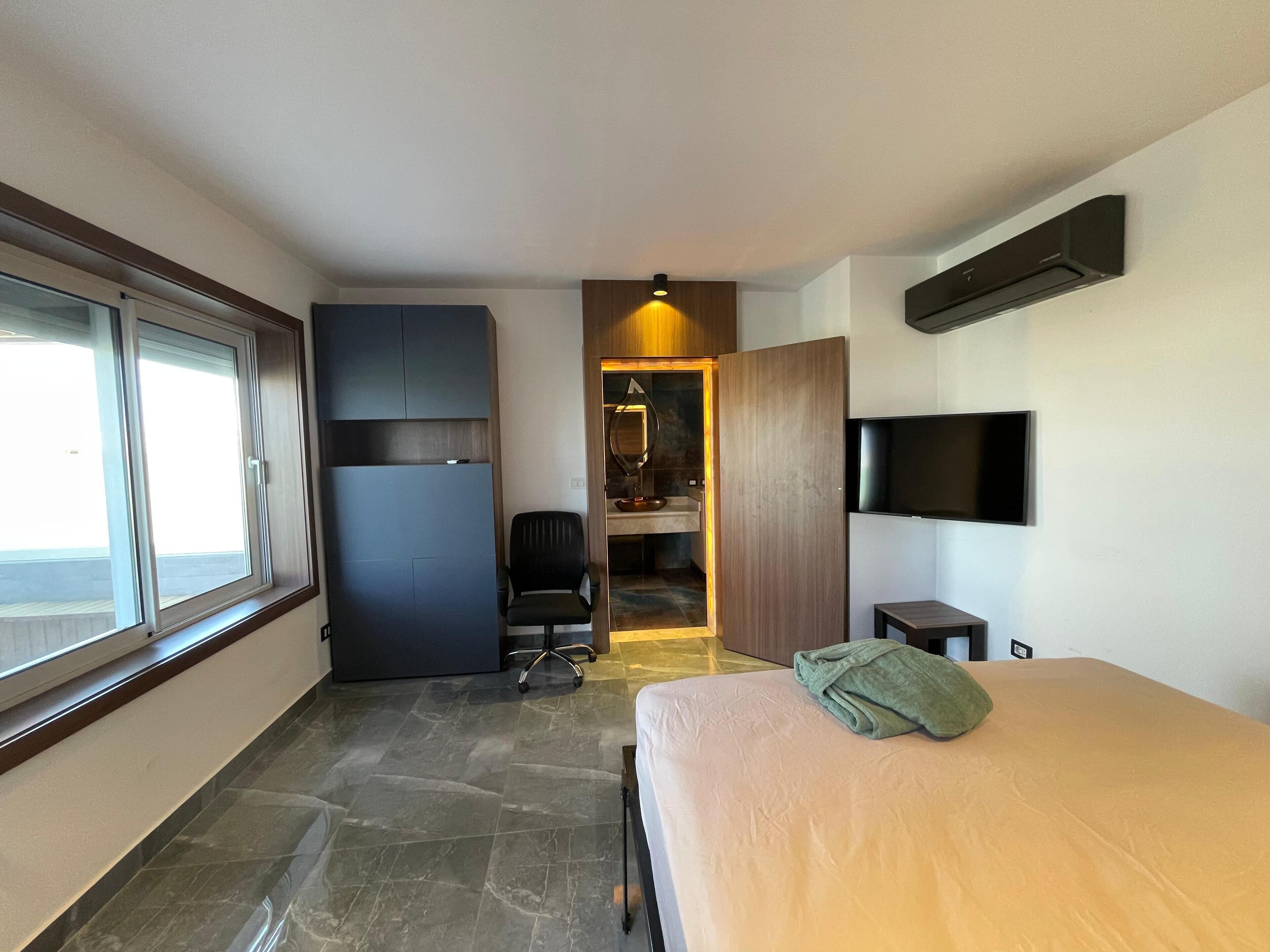 6 bedrooms, WiFi, bed sheets
