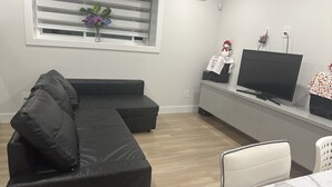 Living area - 2B2B1DEN ENTIRE NEW HOUSE:Ensuite laundry-Dishwasher-great location (Vancouver)