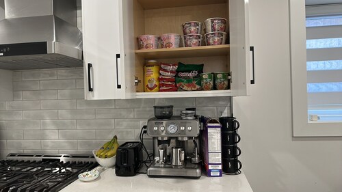 2B2B1DEN ENTIRE NEW HOUSE -Ensuite laundry-Dishwasher-great location