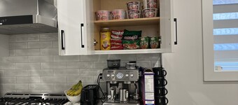 2B2B1DEN ENTIRE NEW HOUSE -Ensuite laundry-Dishwasher-great location