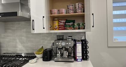 2B2B1DEN ENTIRE NEW HOUSE -Ensuite laundry-Dishwasher-great location