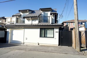 Exterior - Private 3Bed Entire House/ 15 mins YVR/ 20 mins DT (Vancouver)
