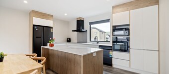 Full-sized 3 Bedroom Townhouse - Walking distance to Stadium