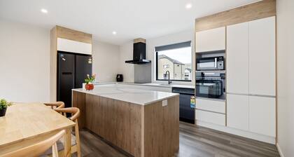 Full-sized 3 Bedroom Townhouse - Walking distance to Stadium