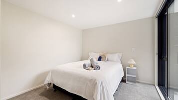 Townhouse, byutsikt | Strykejern/-brett og wi-fi (inkludert)