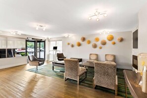 Lobby - Cozy King Stay with Free Breakfast and Parking! Pets are Welcome! (Naperville)