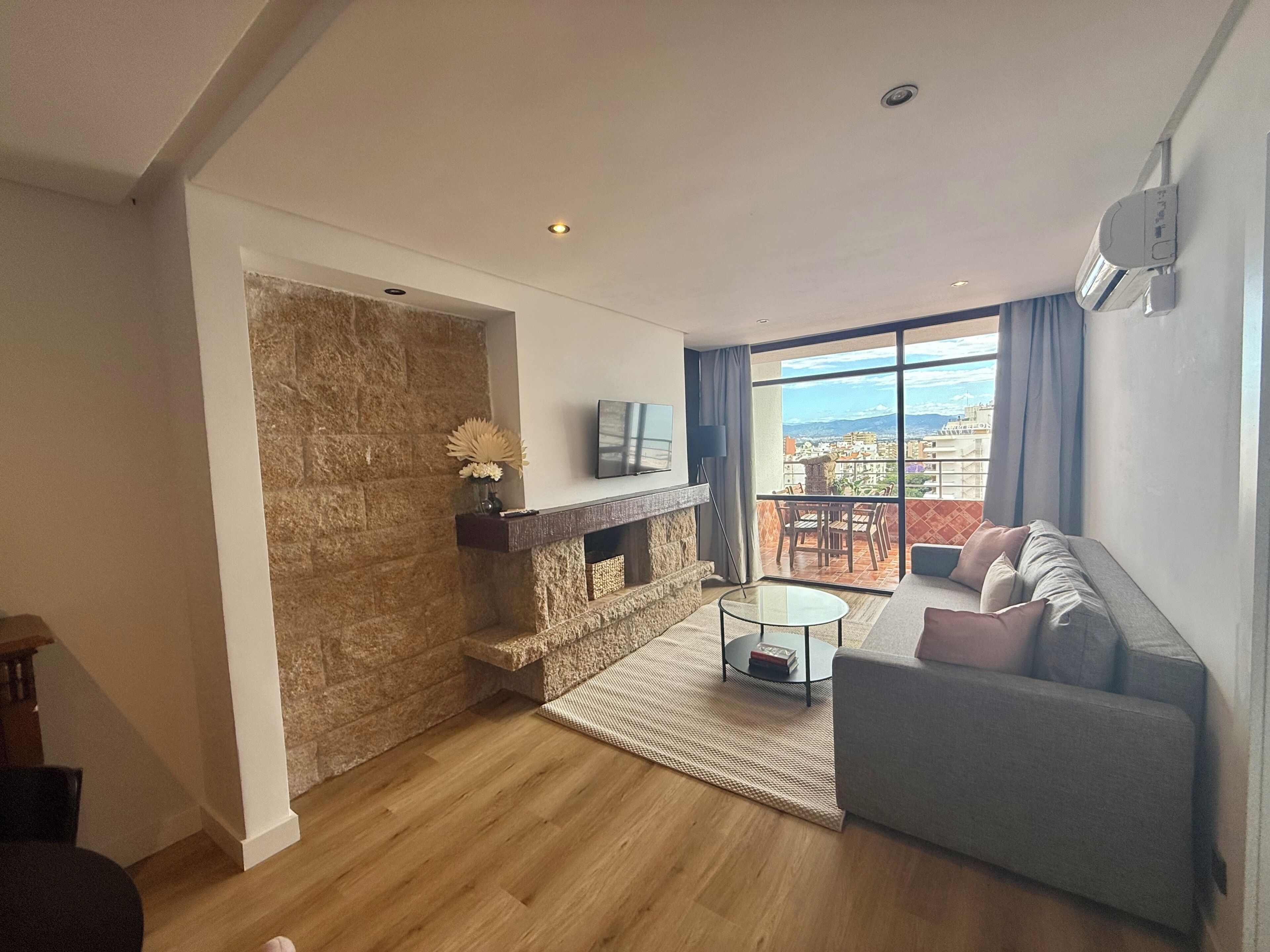 Apartamento Deluxe, vistas parciales al mar | Zona de estar | Televisión de 40 pulgadas con canales digitales