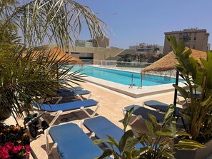 Piscine extérieure, parasols de plage, chaises longues