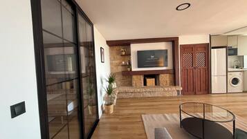 Apartamento standard, vista parcial para o mar | Área de estar | TV 40 polegadas com canais digitais