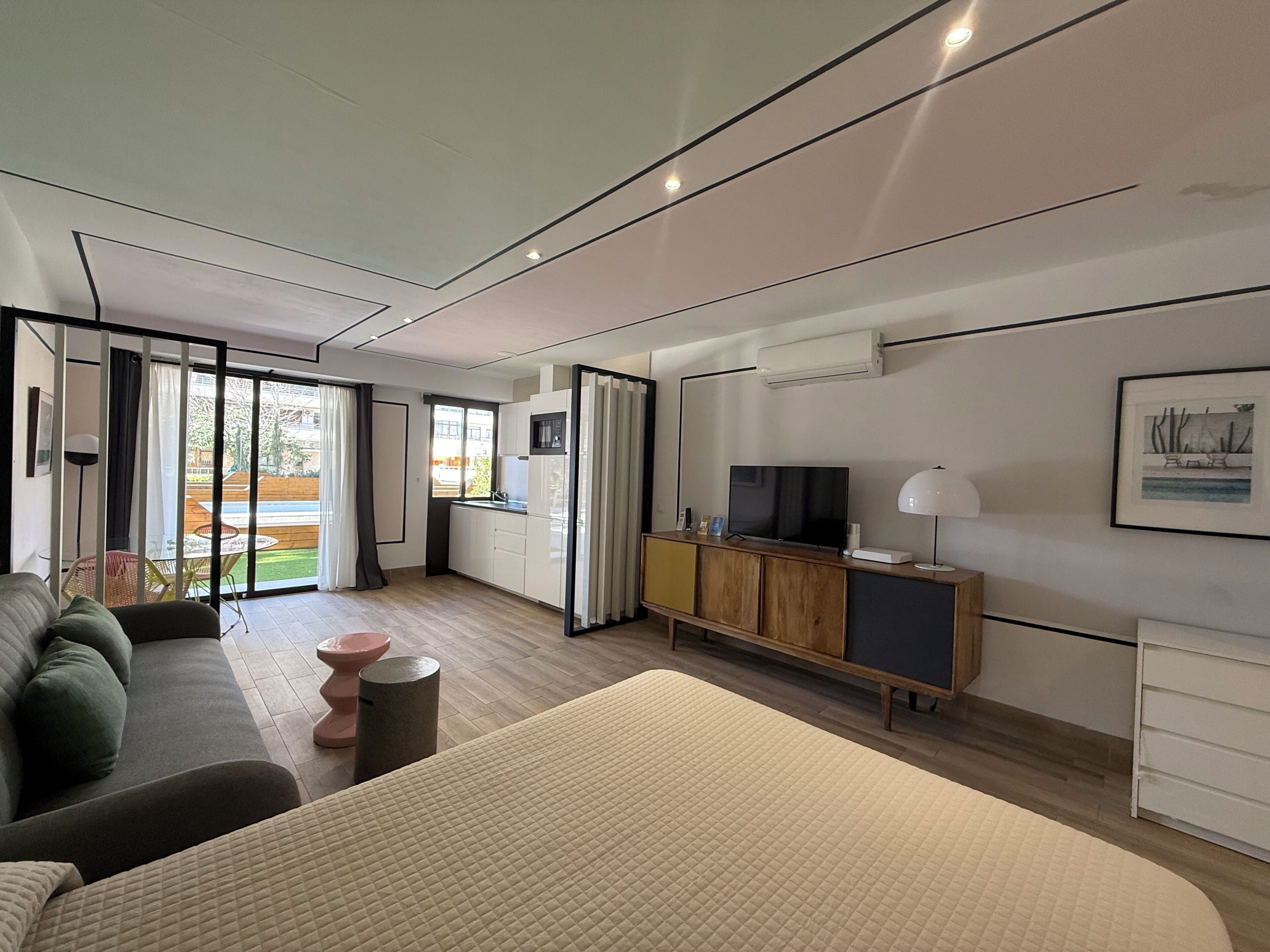 Estudio de diseñador, vista al jardín | Espacio para trabajar con laptop y cortinas blackout 