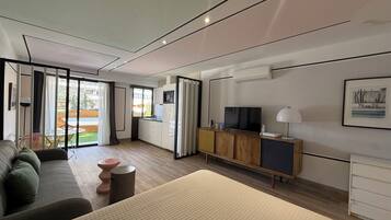 Estudio de diseñador, vista al jardín | Espacio para trabajar con laptop y cortinas blackout