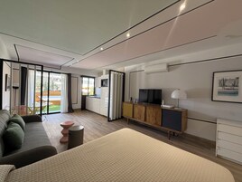 Design-studiolejlighed - udsigt til have | Arbejdsområde til bærbare computere, mørklægningsgardiner