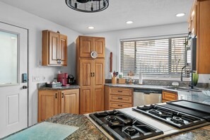Private kitchen - Luxury Modern home☆Near Downtown☆CityEscape ☆Rooftop☆kingbed☆Balcony+FreeParking (Pittsburgh)