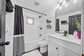 Douche, séchoir à cheveux, serviettes fournies, savon