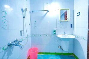 Premium Room | Bathroom - Hotel Sapphire Paradise (Ooty)