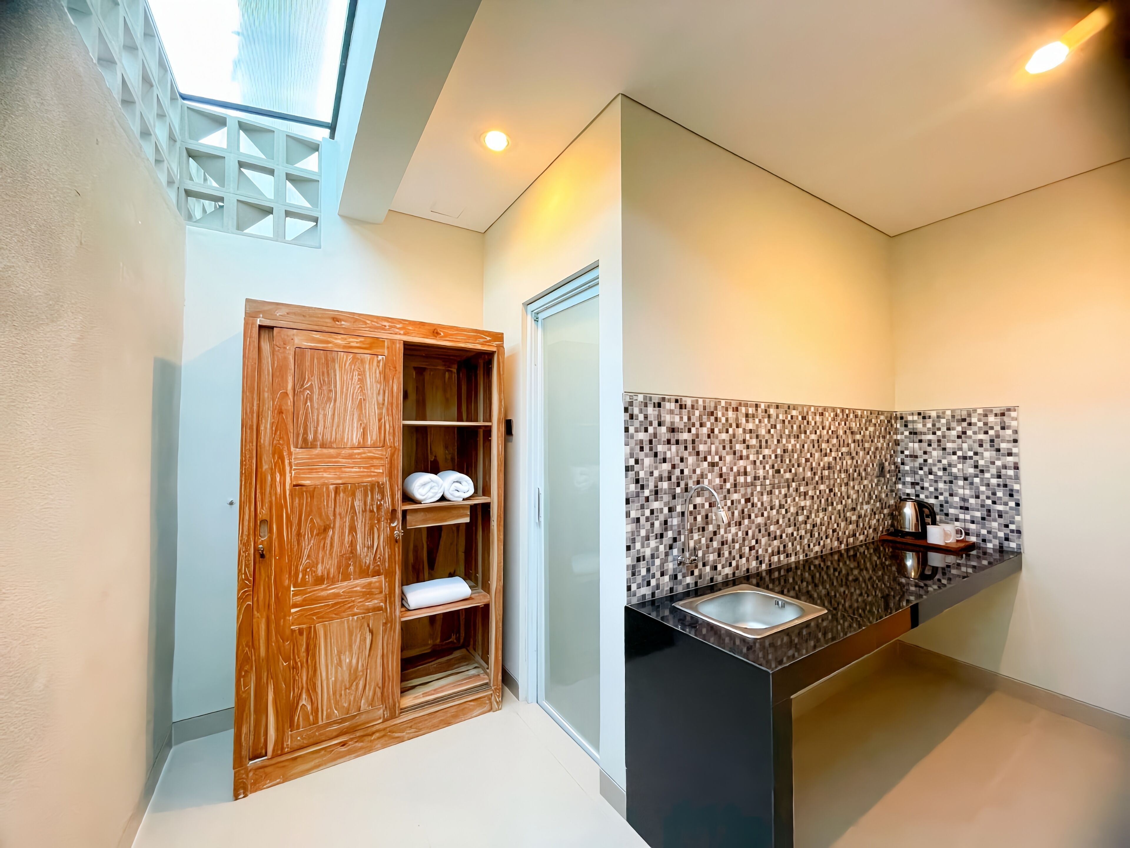 Deluxe Double Room | Bathroom | Shower, towels, soap, shampoo